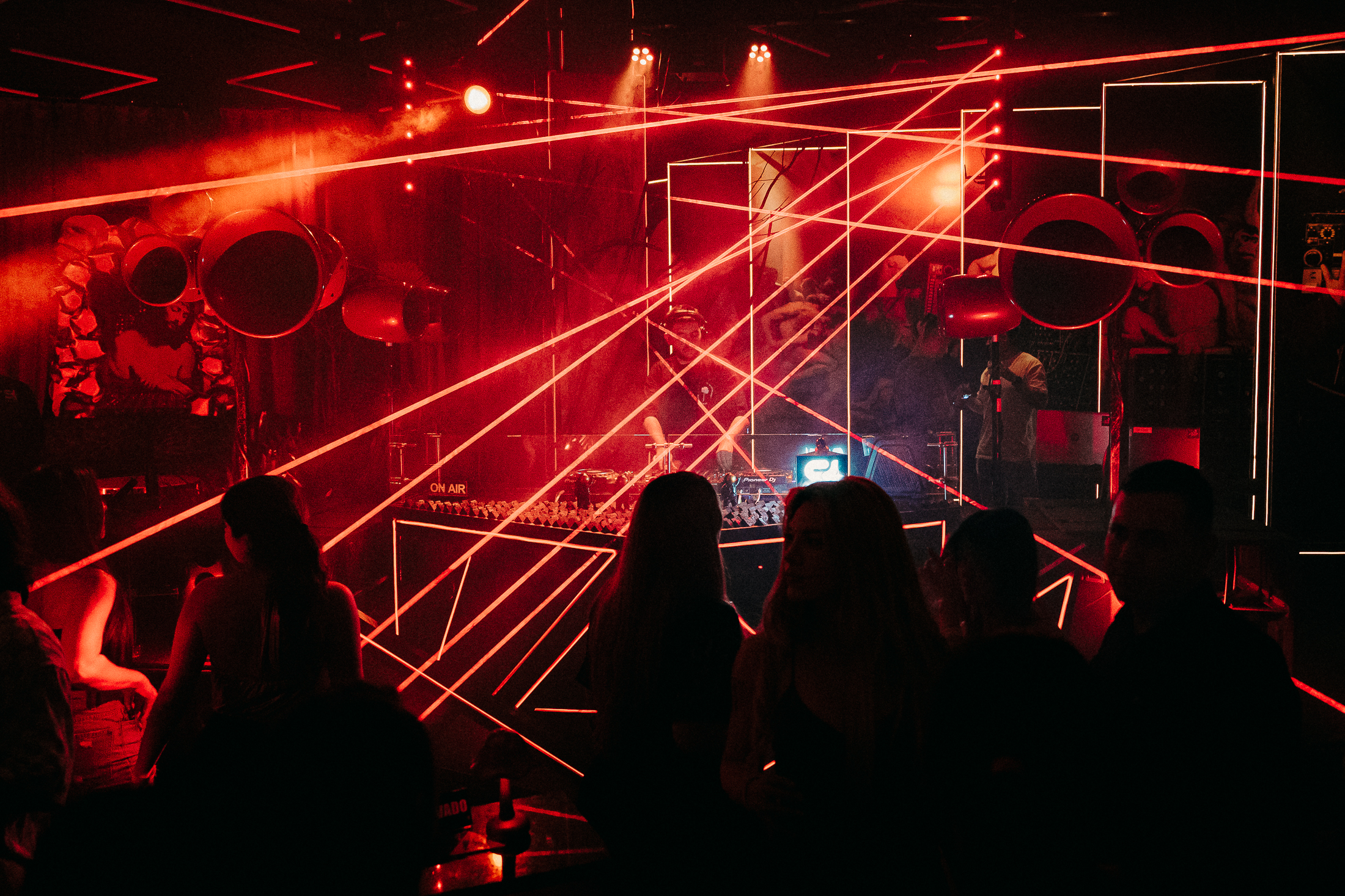 Cabina con luces rojas y ambiente techno