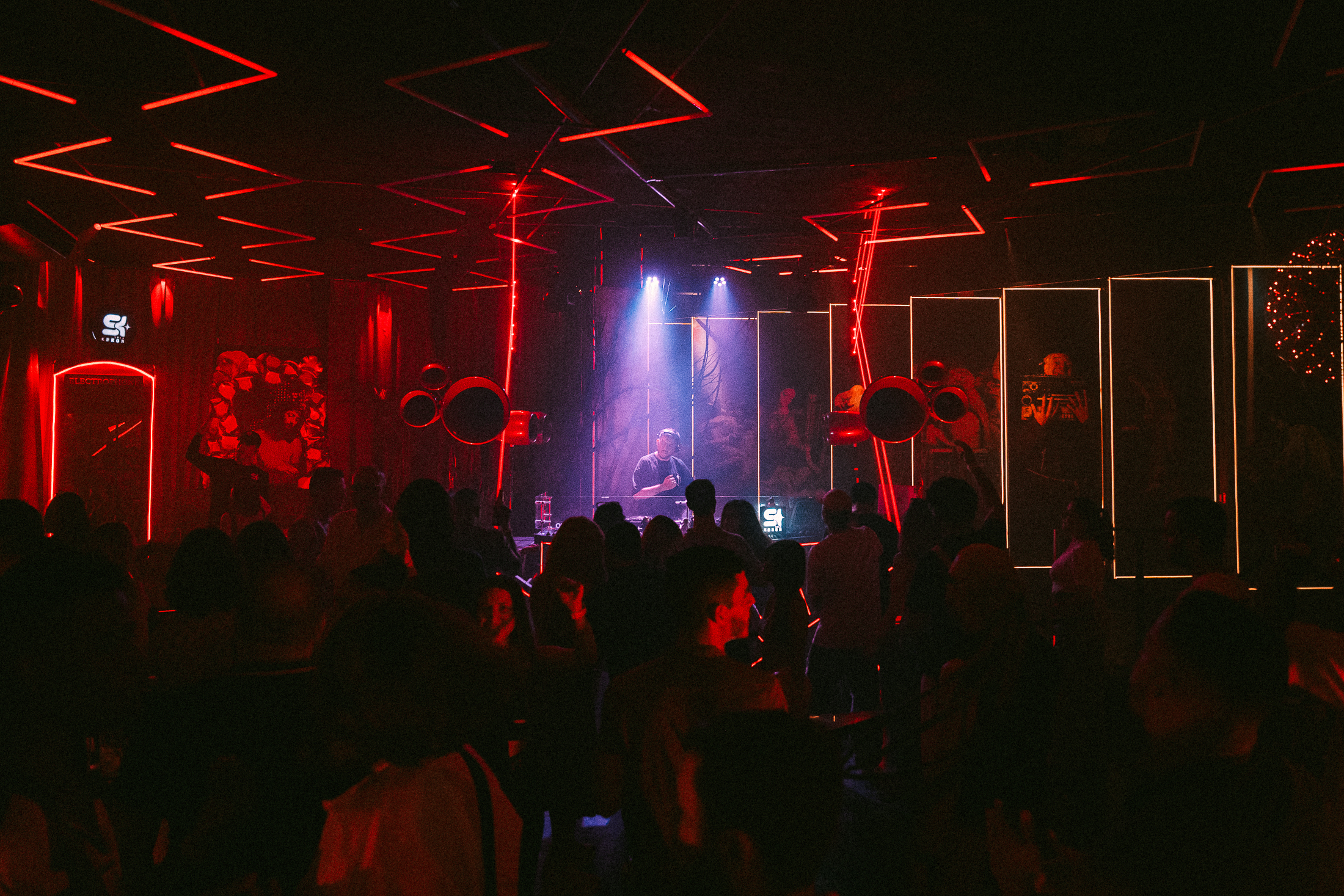 Club con luces rojas durante presentación de ADEUR