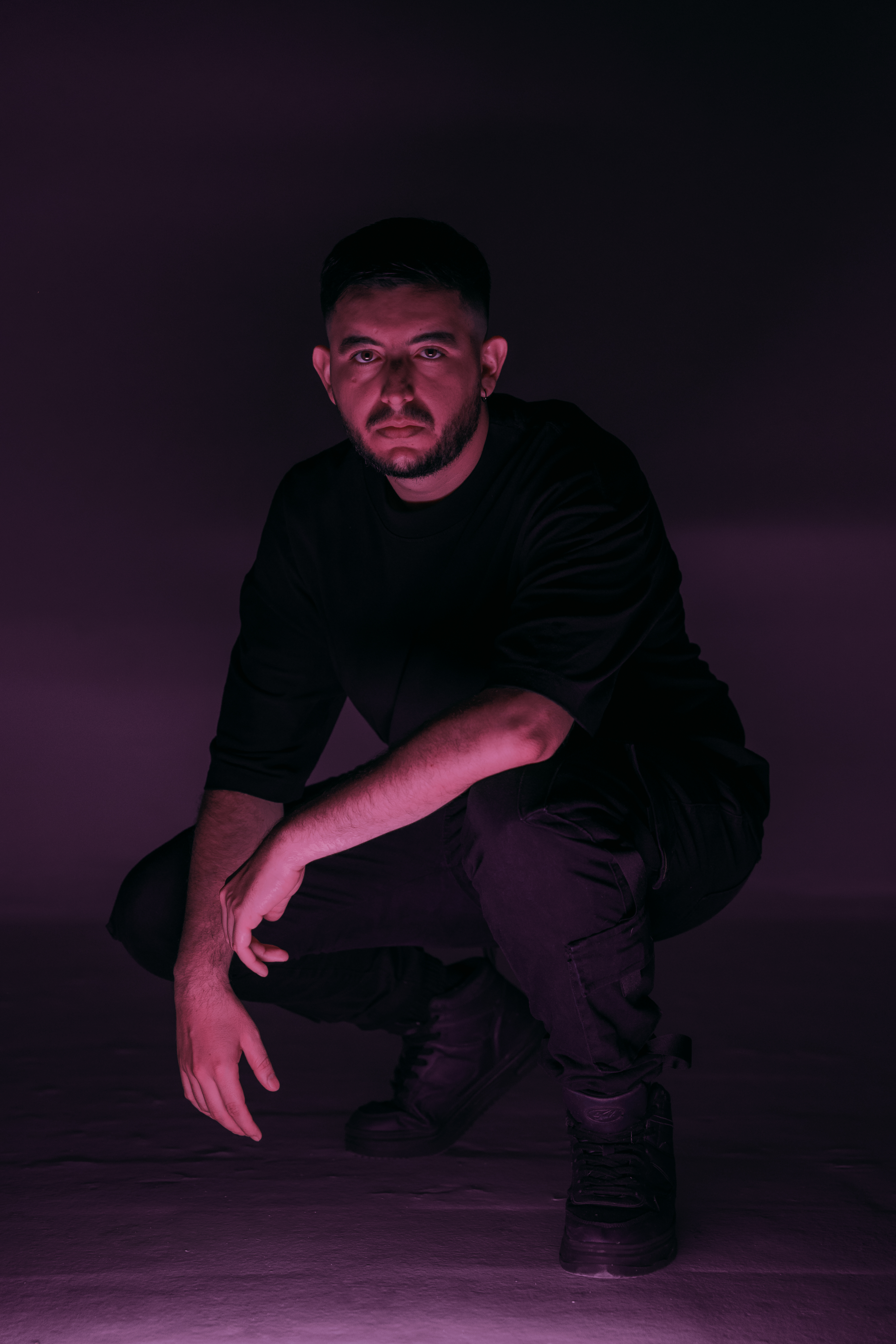 Retrato presskit de ADEUR con iluminación oscura